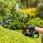 Bosch UniversalHedgeCut Corded 480W Hedge trimmer - 600mm - Image 4